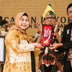 Direktur Operasional MURI Yusuf Ngadri menyerahkan piagam pemecahan rekor MURI kepada Ketua TP PKK Kalsel Hj Raudatul Jannah, Selasa (2082024). (foto Adpim)