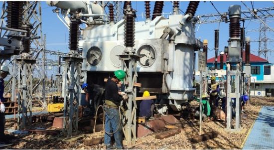 Petugas sedang melakukan pemeriksaan pada Interbus Trafo (IBT) berkapasitas 31 Mega Volt Ampere (MVA) di Gardu Induk (GI) Cempaka, Banjarbaru. (humas PLN UIP3B)