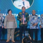 Wali Kota Banjarbaru, Muhammad Aditya Mufti Ariffin terima penghargaan Green Leadership Nirwasita Tantra oleh Menteri LHK, Siti Nurbaya, di Jakarta, Rabu (18/9/2024).