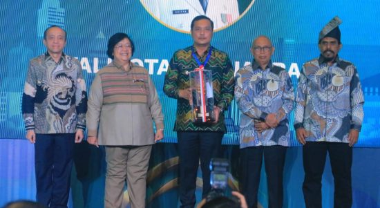 Wali Kota Banjarbaru, Muhammad Aditya Mufti Ariffin terima penghargaan Green Leadership Nirwasita Tantra oleh Menteri LHK, Siti Nurbaya, di Jakarta, Rabu (18/9/2024).