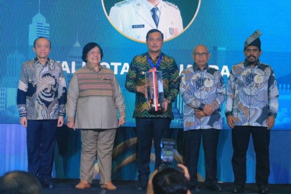 Wali Kota Banjarbaru, Muhammad Aditya Mufti Ariffin terima penghargaan Green Leadership Nirwasita Tantra oleh Menteri LHK, Siti Nurbaya, di Jakarta, Rabu (18/9/2024).