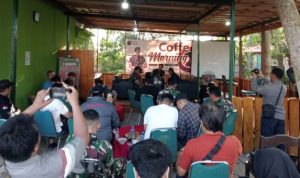 Jajaran Kodim 1013 Muara Teweh mengadakan diskusi santai bersama para wartawan yang berkegiatan jurnalistik di Kabupaten Barito Utara, Jumat (692024). (Kalimantanlive.com M Gazali Noor)