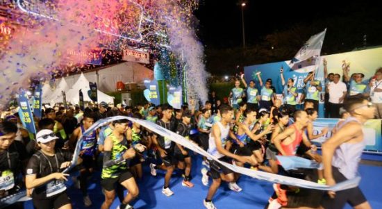 Para peserta PLN Electric Run 2024 saat memulai lari dari garis start di Scientia Square Park, Gading Serpong, Tangerang, Minggu (6102024). (Humas PLN)