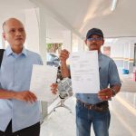 Tatang Suyatman (kanan, menggunakan topi)  merupakan pelapor saat didampingi Penasehat Hukumnya, Evan Chrisentius (kiri) usai menyerahkan laporan dugaan pelanggaran pemasangan APK ke Bawaslu Kalteng, Selasa (22/10/2024).