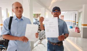 Tanpa Judulefgghete2re3 Tatang Suyatman (kanan, menggunakan topi) merupakan pelapor saat didampingi Penasehat Hukumnya, Evan Chrisentius (kiri) usai menyerahkan laporan dugaan pelanggaran pemasangan APK ke Bawaslu Kalteng, Selasa (22/10/2024).