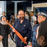 Ketua Umum Partai NasDem Surya Paloh saat diberi cinderamata berupa alat musik Kecapi Dayak. Orang nomor satu di Partai NasDem ini, hadir mengikuti kampanye akbar Pasangan Calon Gubernur dan Wakil Gubernur Kalteng Willy-Habib, yang digelar hari ini, Rabu 13 November 2023, pagi di Pangkalan Bun, Kobar, Kalteng. (Istimewa)