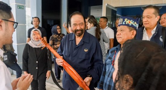 Ketua Umum Partai NasDem Surya Paloh saat diberi cinderamata berupa alat musik Kecapi Dayak. Orang nomor satu di Partai NasDem ini, hadir mengikuti kampanye akbar Pasangan Calon Gubernur dan Wakil Gubernur Kalteng Willy-Habib, yang digelar hari ini, Rabu 13 November 2023, pagi di Pangkalan Bun, Kobar, Kalteng. (Istimewa)