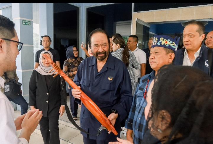 Ketua Umum Partai NasDem Surya Paloh saat diberi cinderamata berupa alat musik Kecapi Dayak. Orang nomor satu di Partai NasDem ini, hadir mengikuti kampanye akbar Pasangan Calon Gubernur dan Wakil Gubernur Kalteng Willy-Habib, yang digelar hari ini, Rabu 13 November 2023, pagi di Pangkalan Bun, Kobar, Kalteng. (Istimewa)