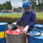 Petugas PLN tengah menyiapkan persediaan minyak trafo On Load Tap Changer (OLTC) untuk menjaga keandalan infrastruktur kelistrikan masa Pilkada 2024. (Humas PLN)