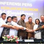 Direktur Utama PLN, Darmawan Prasodjo (kiri) ketika menghadiri agenda konferensi pers bertajuk Paket Kebijakan Ekonomi untuk Kesejahteraan Jakarta, pada Senin (16122024). (Humas PLN)