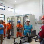 Erwin Ansori, EVP Transmisi Kalsulmapana (tengah) memberikan arahan kepada para pegawai ULTG Muara Teweh. (Humas PLN)