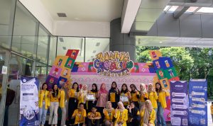 Mahasiswa dan Dosen Administrasi Bisnis ULM berfoto bersama usai menerima penghargaan produk prototype terbaik pada Program Wirausaha Merdeka (WMK) 2024 di Auditorium ULM Banjarbaru, Sabtu (14/12/2024). (Kalimantanlive.com/Ilham)