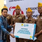 General Manager PLN UIP3B Kalimantan, Abdul Salam Nganro, memberikan santunan kepada Legiun Veteran dan Janda Veteran Jelang HUT Kemerdekaan. (Humas PLN)