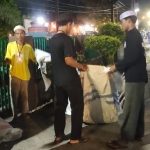 Masyarakat saat membersihkan lingkungan pasca acara momen 5 rajab. (MC Kalsel)