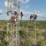 Tim PLN Bahu-membahu Melakukan Perbaikan Tower Saluran Udara Tegangan Tinggi (SUTT) 150 kV Dalam Memastikan Listrik yang Stabil dan Berkualitas Bagi Masyarakat Kalimantan. (humas PLN)