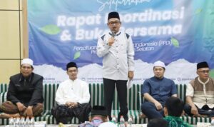 Asisten III Administrasi Umum, Ahmad Bagiawan, saat memberikan sambutannya dalam Rakor dan Buka Puasa bersama dengan PPDI Kalsel. (adpim)
