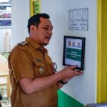 Wali Kota Banjarbaru Aditya Mufti Ariffin saat meresmikan rumah layak huni Milik Maryam Kasirun di Banjarbaru Selatan. (Foto MC Banjarbaru)