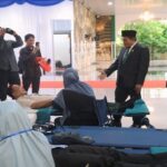 Bupati Andi Rudi Latif, saat di acara donor darah massal. (Kalimantanlive.com/Desy)