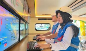 Ilustrasi petugas PLN sedang bersiaga memantau kondisi sistem kelistrikan menggunakan mini scada mobile. (humas PLN)