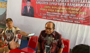 Anggota DPRD Kota Banjarmasin Saut Nathan Samosir saat melakukan reses menyerap aspirasi warga Kota Banjarmasin. (kalimantanlive.com roby)