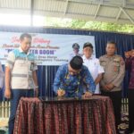 Penandatangan prasasti peresmian Mini Waterboom Desa Harus