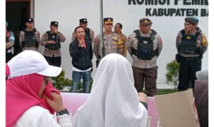 Komisioner KPU Barut Lutfia Rahman Saat Menemui Pengunjuk Rasa (Atas) dan Dialog KPU Bersama Perwakilan Pengunjuk Rasa (14/6/2025). Kalimantan Live/M. Gazali Noor