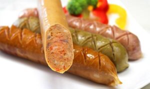 Ilustrasi sosis, salah satu makanan tinggi garam yang berisiko memicu tekanan darah tinggi. (Fajarharapan.id)