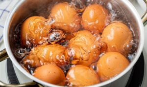 Telur rebus. (Fajar Harapan)