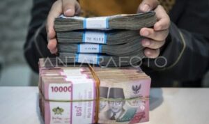 Ilustrasi - Petugas menghitung uang rupiah di gerai penukaran mata uang. (Antaranews)