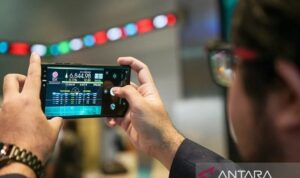 Pengunjung mengambil gambar layar digital pergerakan Indeks Harga Saham Gabungan (IHSG) di Bursa Efek Indonesia (BEI). (Antaranews)