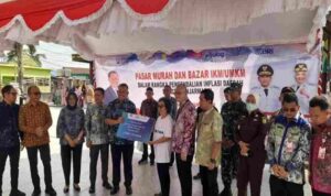 Penyerahan KUR kepada nasabah Bank Kalsel oleh Wamen UMKM Helvi Yuni Moraza, kamis (1962025) di Halaman Masjid Jami Sungai Jingah, Kecamatan Banjarmasin Utara. (Bank Kalsel)