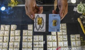 Arsip foto - Karyawan menunjukkan emas di Kantor Pusat Galeri 24 Pegadaian, Jalan Salemba Raya, Jakarta. (Antaranews)