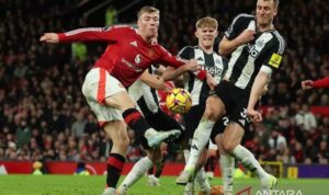 Arsip foto - Pemain Manchester United Rasmus Hojlund (kiri) berebut bola dengan pemain Newcastle United. (Antaranews)