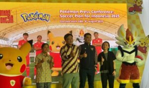 Foto bersama pada jumpa pers acara Pokemon Soccer Plan for Indonesia 2025 di Garuda Store, Stadion Utama Gelora Bung Karno. (Antaranews)