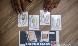 Ilustrasi - Pekerja menunjukkan emas yang dijual di Butik Emas Logam Mulia PT. Aneka Tambang (ANTAM) Setiabudi One. (Antaranews)