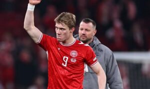 Penyerang Denmark Rasmus Hojlund mengepalkan tangan #9 setelah berhasil mencetak gol ke gawang Portuga. (@UEFAEURO)