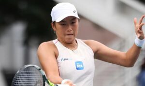 Petenis Indonesia Janice Tjen beraksi pada babak kedua kualifikasi melawan petenis Polandia Maja Chwalińska. (United States Tennis Association)
