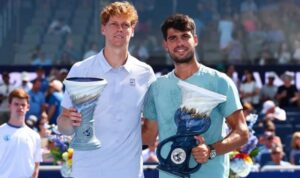 Petenis Italia Jannik Sinner (kiri) berfoto bersama petenis Spanyol Carlos Alcaraz (kanan) setelah menerima trofi Cincinnati Open di Ohio, Amerika Serikat. (Cincinnati Open)