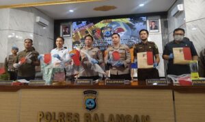 Petugas Polres Balangan memperlihatkan barang bukti narkotika saat konferensi pers di Aula Pesat Gatra, Selasa (582025). (Kalimantanlive.comKamil)