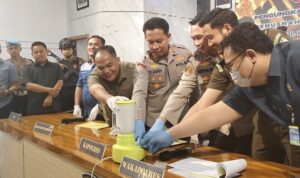 Petugas Polres Balangan saat memusnahkan barang bukti narkotika hasil pengungkapan dua kasus pada Juli 2025. (Kalimantanlive.comKamil)
