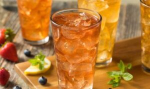 Terlalu sering minum es teh dapat berdampak pada kesehatan tubuh. (Fajarharapan.id)