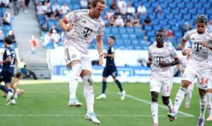 Harry Kane (kiri) merayakan keberhasilannya mencetak gol ke gawang Hoffenheim pada pekan keempat Liga Jerman di Stadion PreZero Arena, Sinsheim. (fcbayern.com)