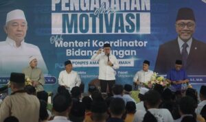 Menteri Koordinator Bidang Pangan Zulkifli Hasan memberikan kuliah umum kepada para santri Pondok Pesantren Amanatul Ummah dan lulusan Universitas KH Abdul Chalim. (Antaranews)