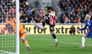 Pemain Brentford Fabio Carvalho mencetak gol ke gawang Chelsea pada pekan keempat Liga Inggris di Stadion Gtech Community, London. (X/premierleague)