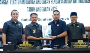 Pimpinan DPRD bersama Wali Kota Banjarmasin H. M. Yamin HR dalam rapat paripurna penyampaian Raperda APBD 2026.