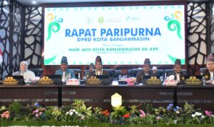 Wali Kota Banjarmasin H. Muhammad Yamin HR didampingi Ketua TP PKK Hj. Neli Listriani mengikuti rapat paripurna DPRD Kota Banjarmasin dalam rangka memperingati Hari Jadi ke-499. (Kalimantanlive.com/Ilham)