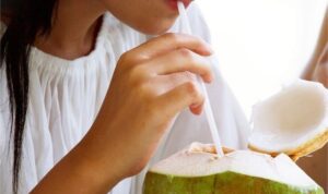 minum air kelapa