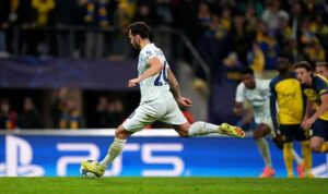 Gelandang Inter Milan Hakan Calhanoglu mengeksekusi tendangan penalti pada pertandingan Liga Champions. (uefa.com)