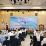 Gubernur Kalsel Muhidin menekankan profesionalisme dan sinergi pengadaan barangjasa pada Rakorda UKPBJ serta pelantikan DPW IFPI di Banjarbaru, Rabu (1510). (MC Kalsel)