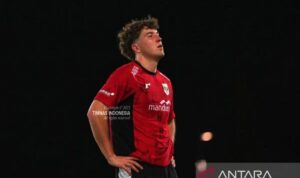 Striker timnas Indonesia Ole Romeny mengikuti latihan perdana tim di Jeddah, Arab Saudi. (Antaranews)